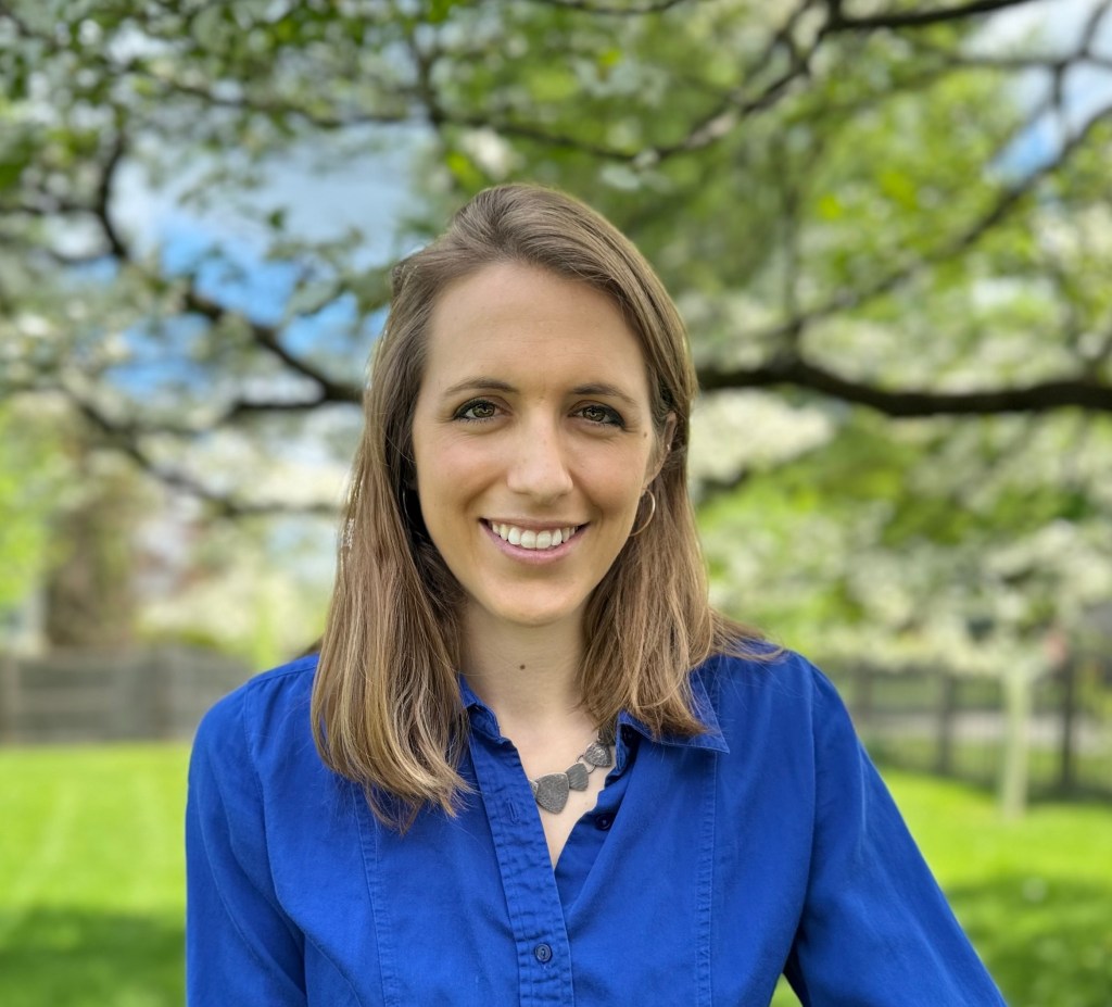 Profile image of Ileana Betancourt smiling outside in nature. 